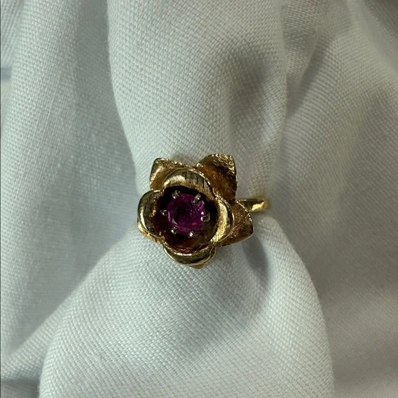 Solid 14K Gold Rare Vintage Floral 3 gram Ring with Genuine Ruby Stone. Size 3